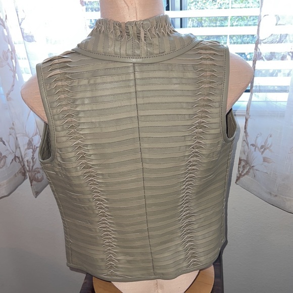 NEW!  GILI Olive Green Pieced Leather Vest with hook & eye closure - Picture 5 of 9